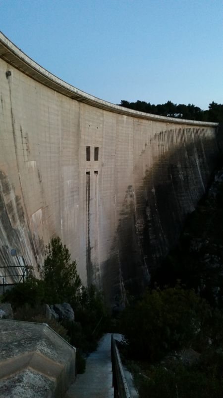 Parement d'un barrage-voûte